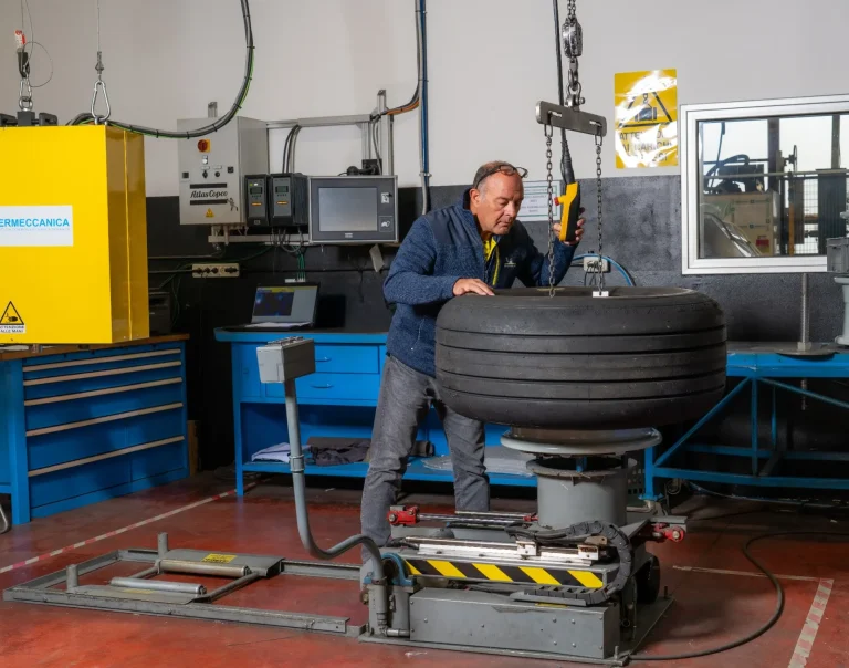 Gianluca Pinza in Officina Aermeccanica 